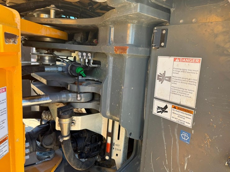 2021-liebherr-l556-image-19