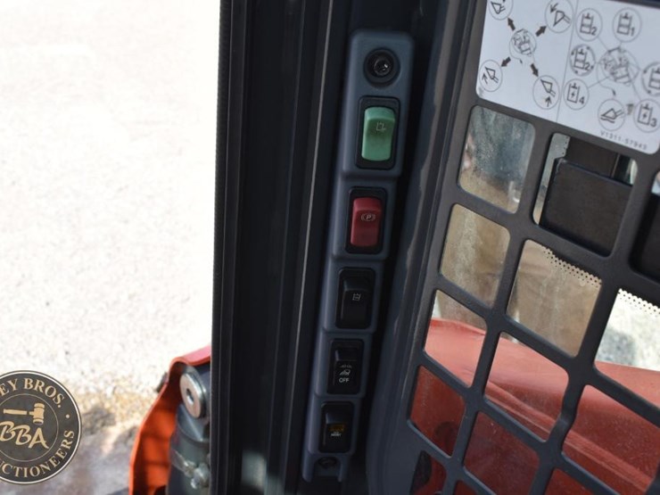 2020-kubota-ssv65-image-46