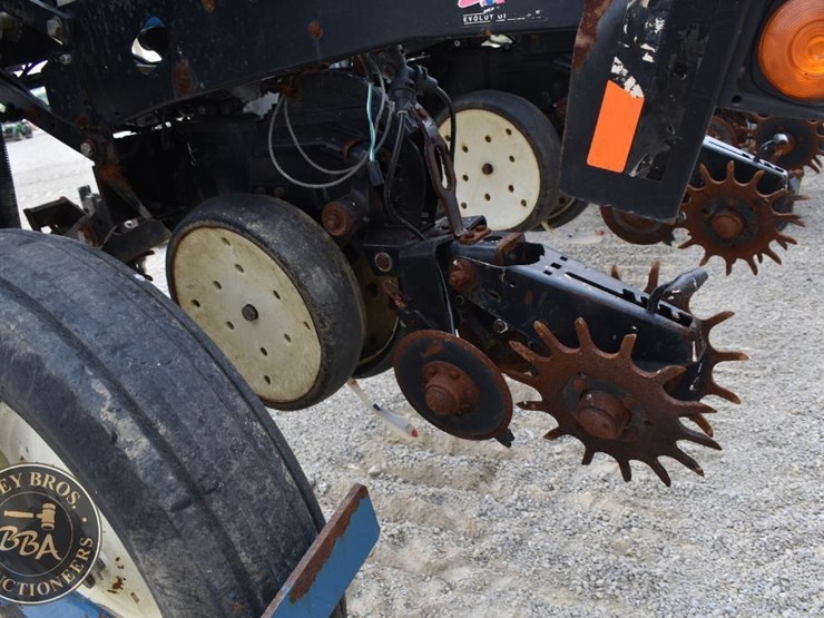 2005-kinze-3600-image-47