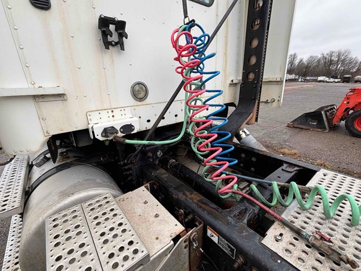 2009-freightliner-columbia-120-image-16