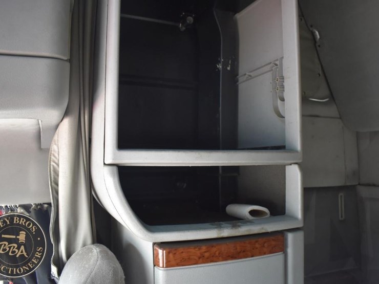 2005-volvo-vnl64t670-image-72