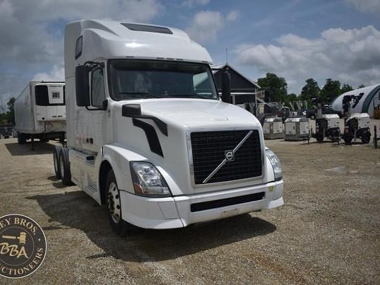 2014-volvo-vnl64t670-image-10