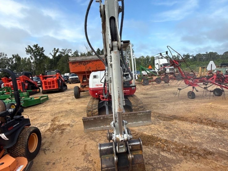 2024-takeuchi-tb240-image-9
