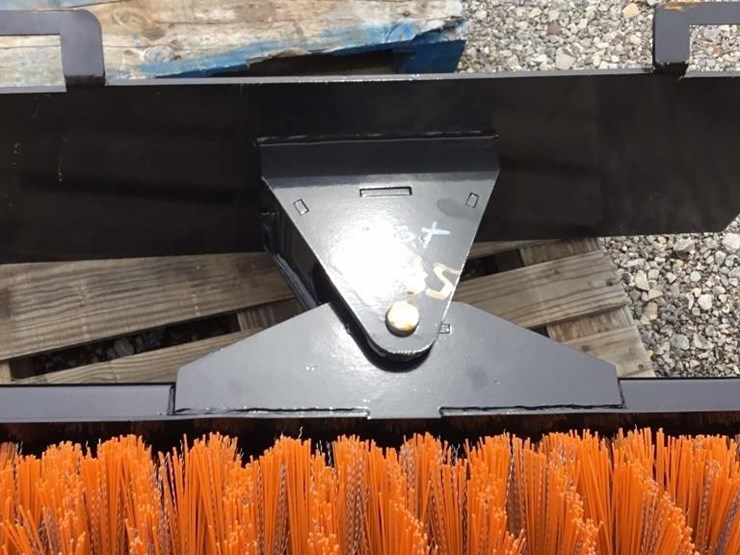 new-giyi-skid-steer-sweeper-image-6