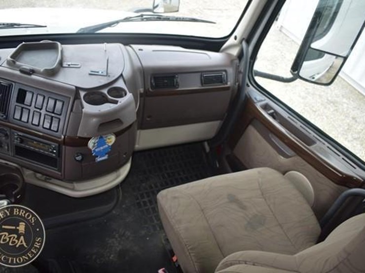 2014-volvo-vnl64t670-image-76