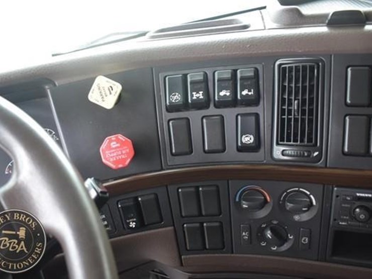 2014-volvo-vnl64t670-image-62
