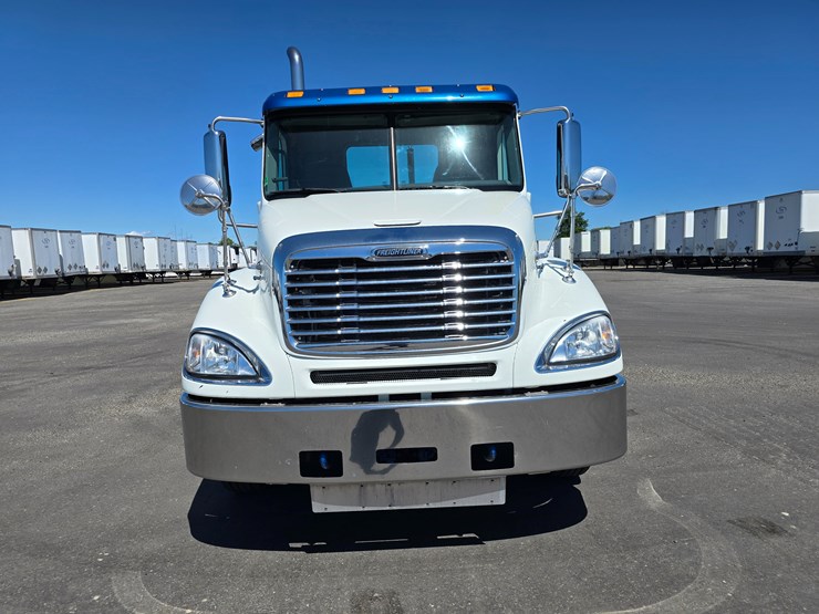 2020-freightliner-columbia-120-image-53