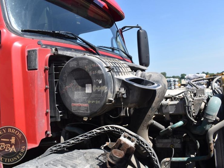 2005-volvo-vnl64t670-image-40