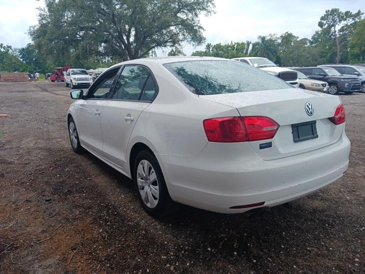 2012-volkswage-jetta-runs/moves-se-image-7