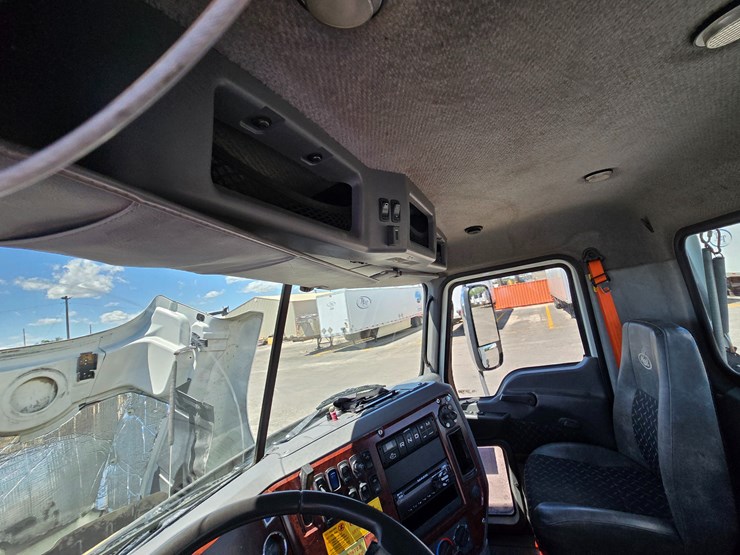 #16603-•-2016-mack-cxu613-day-cab-image-58