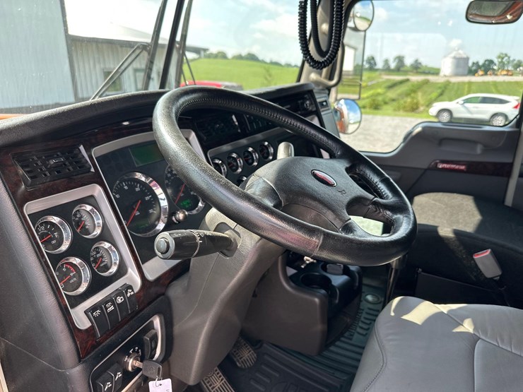 2019-kenworth-w900l-image-45