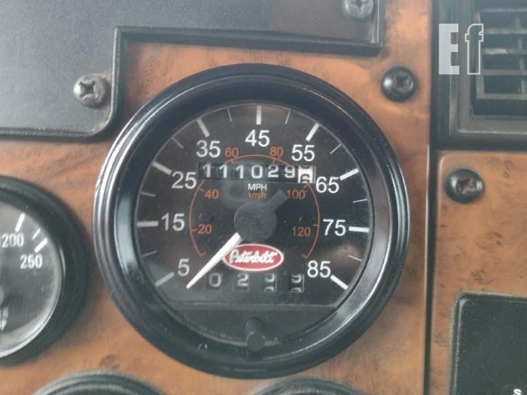 2008-peterbilt-335-image-8