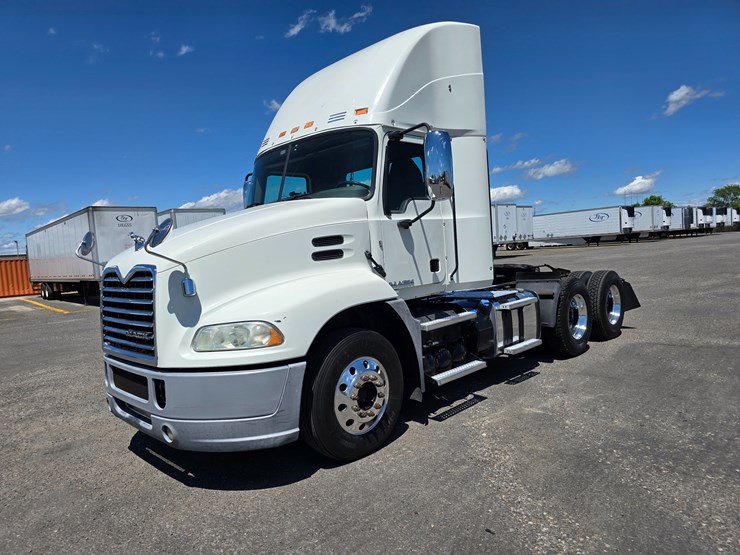 #16603-•-2016-mack-cxu613-day-cab-image-3