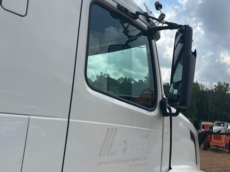 2016-volvo-vnl64t630-image-27