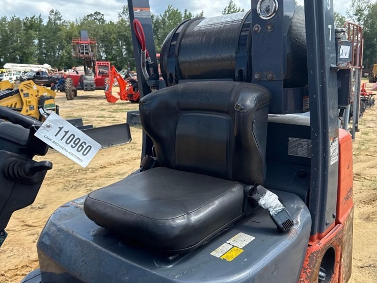 250---toyota-warehouse-forklift-image-9