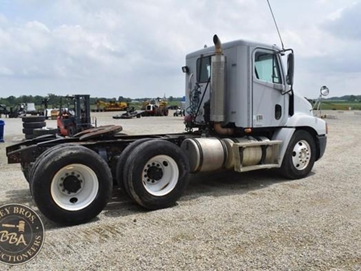 2002-freightliner-century-112-image-7