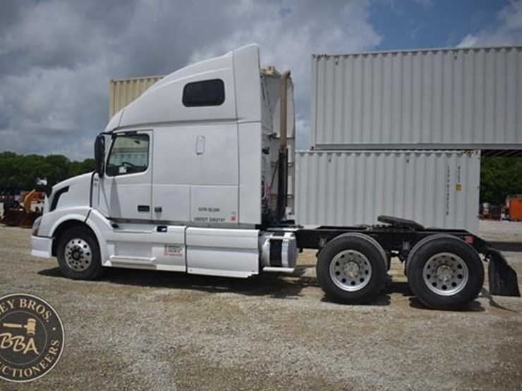 2014-volvo-vnl64t670-image-3