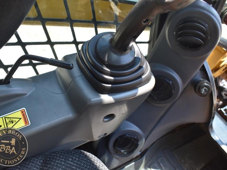 2015-caterpillar-272d2-image-39