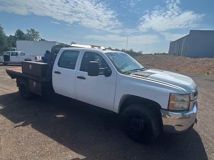 2011-chevrolet-cheyenne-3500hd-image-2