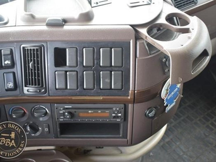 2014-volvo-vnl64t670-image-65