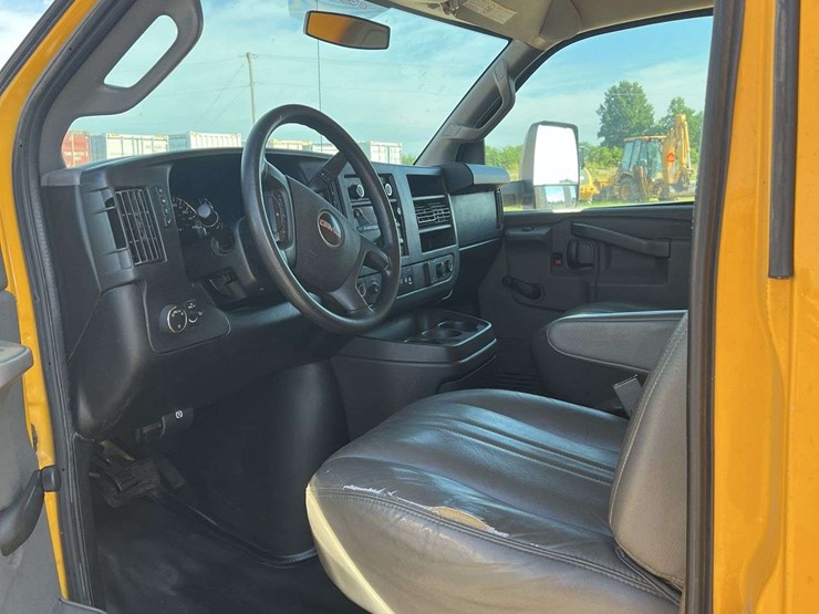 2018-gmc-savana-box-truck-image-10