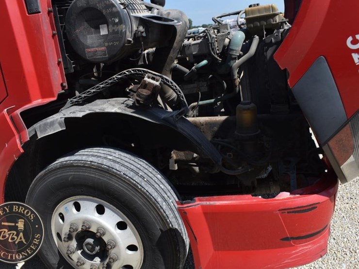 2005-volvo-vnl64t670-image-36