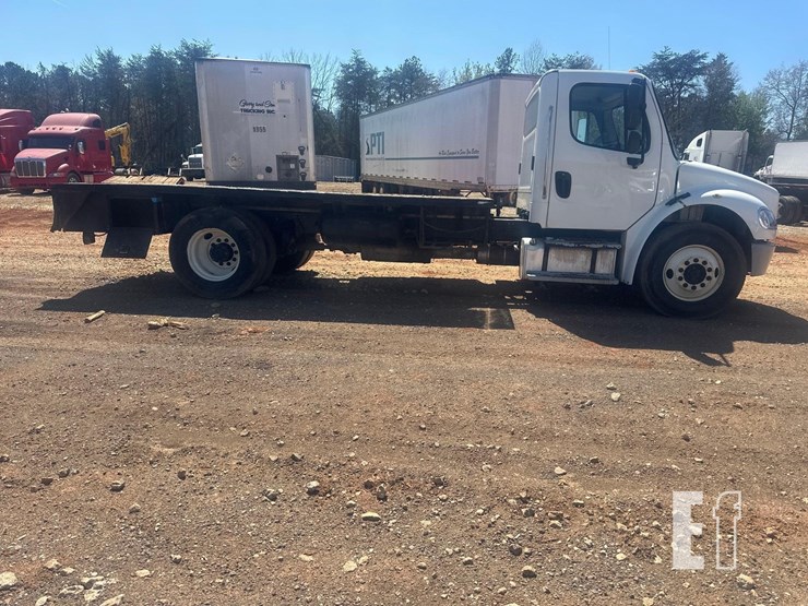 2013-freightliner-business-class-m2-106-image-4