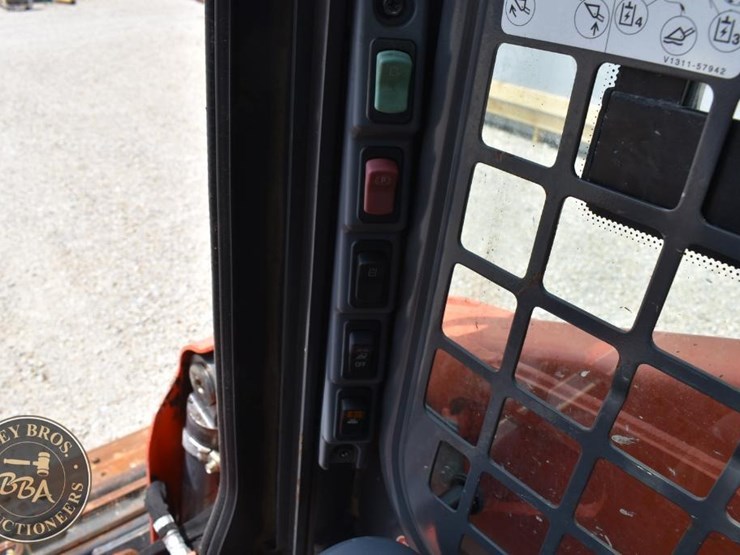 2017-kubota-ssv65-image-39