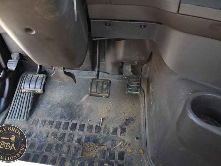 2015-volvo-vnm64t200-image-56