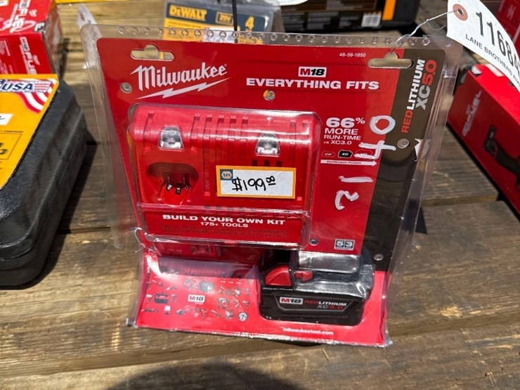 2140---milwaukee-m18-charger-&-battery-image-1