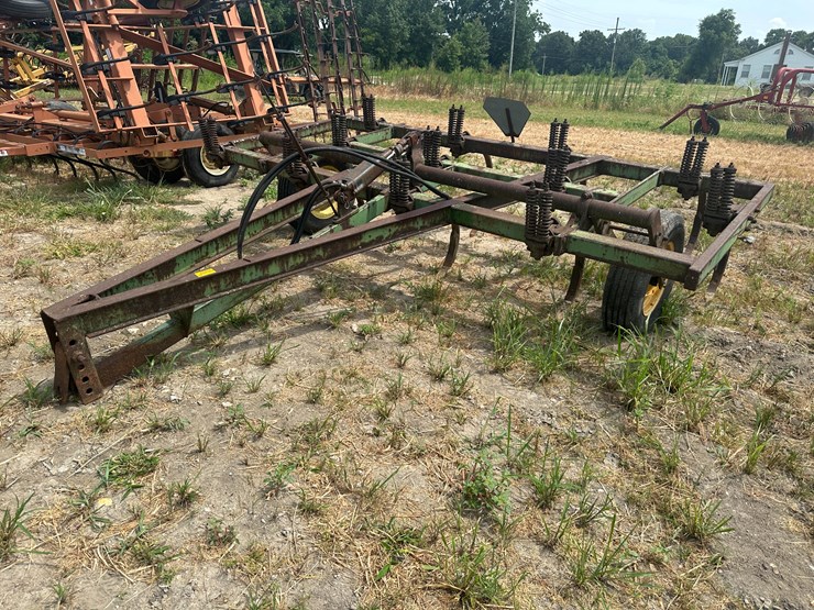 john-deere-100-image-1