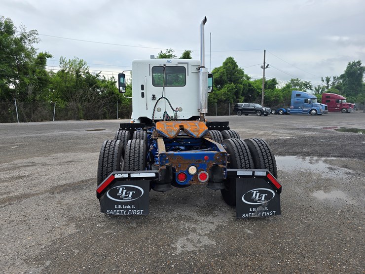 2018-freightliner-columbia-120-image-15