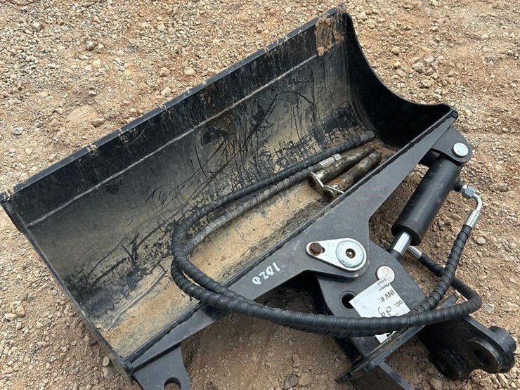 giyi-30in-mini-excavator-tilt-bucket-image-2