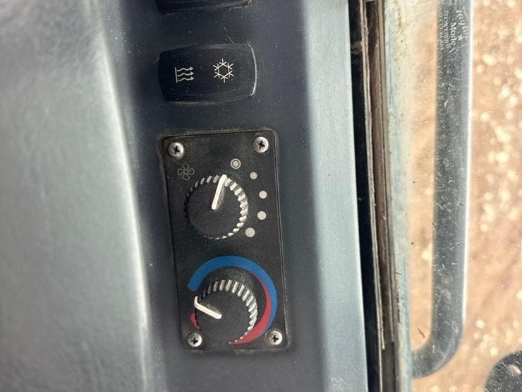2013-deere-650k-lgp-image-30