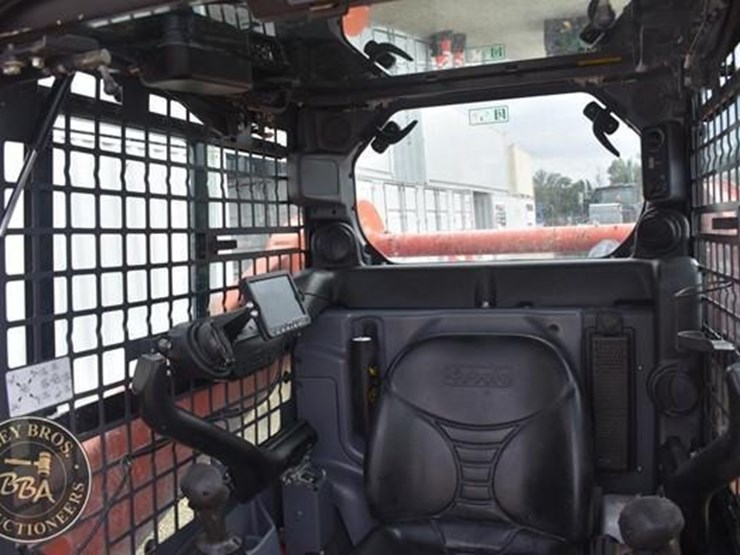 2017-kubota-ssv65-image-41