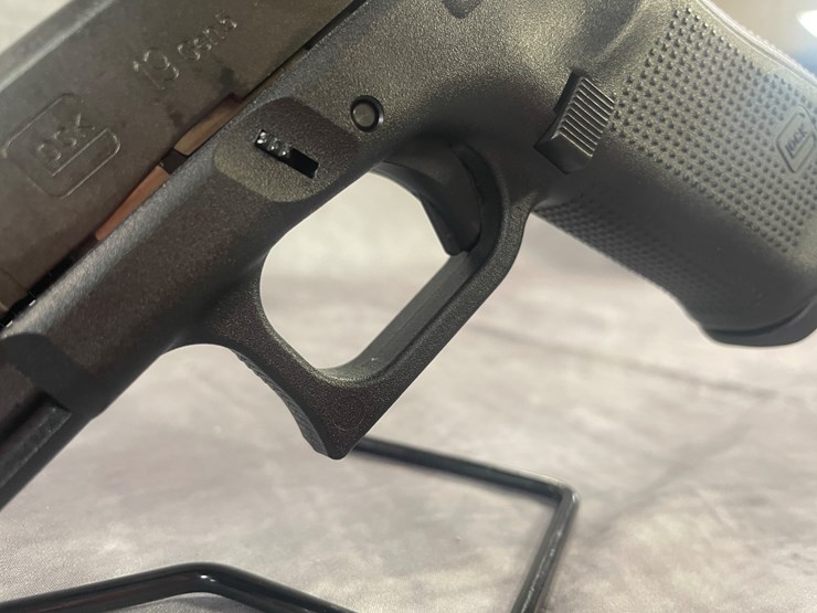 #4361-•-glock-model-19-gen-5-9mm-luger-pistol,-sn:-cesf245-image-11