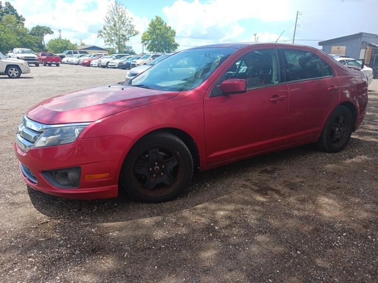 2011-ford-fusion-runs/moves-se-image-3