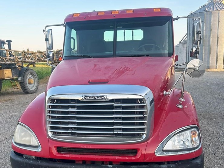 2007-freightliner-columbia-120-image-1