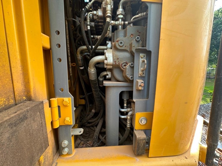 2018-deere-245g-lc-image-37