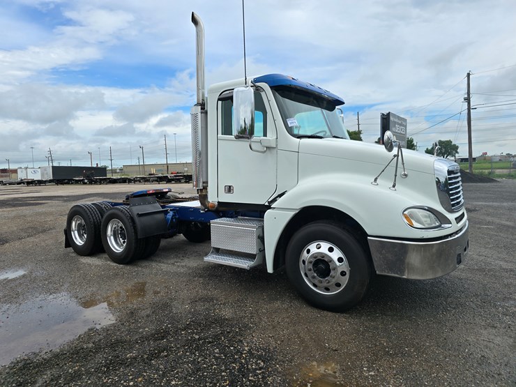 2018-freightliner-columbia-120-image-28
