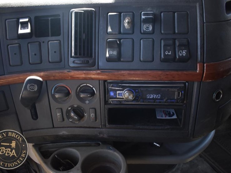 2005-volvo-vnl64t670-image-65