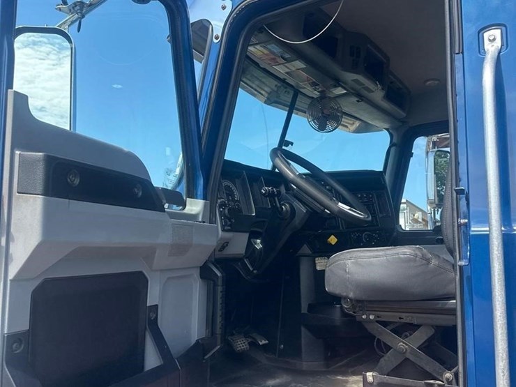 2021-mack-granite-64fr-image-22