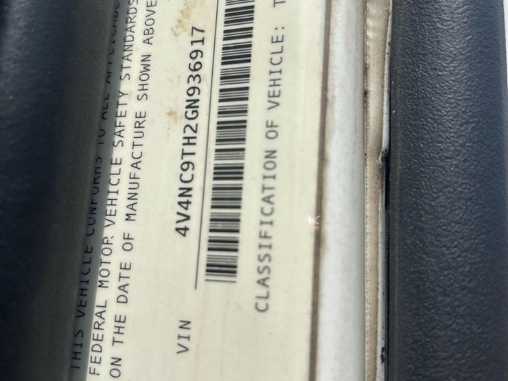 2016-volvo-vnl64t630-image-56