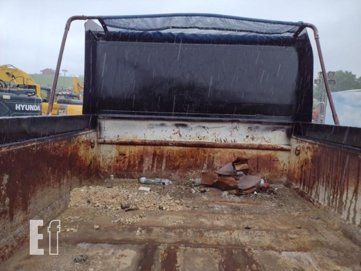 2008-peterbilt-335-image-30