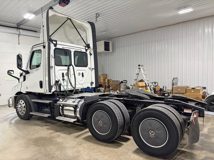 2023-freightliner-cascadia-126-image-3