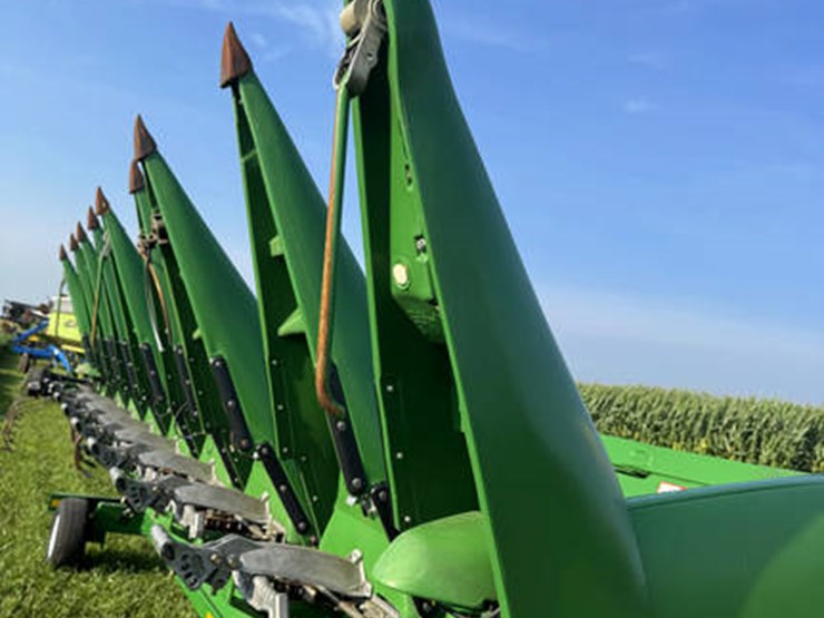 2014-john-deere-608c-image-10