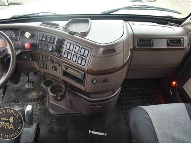 2014-volvo-vnl64t670-image-59