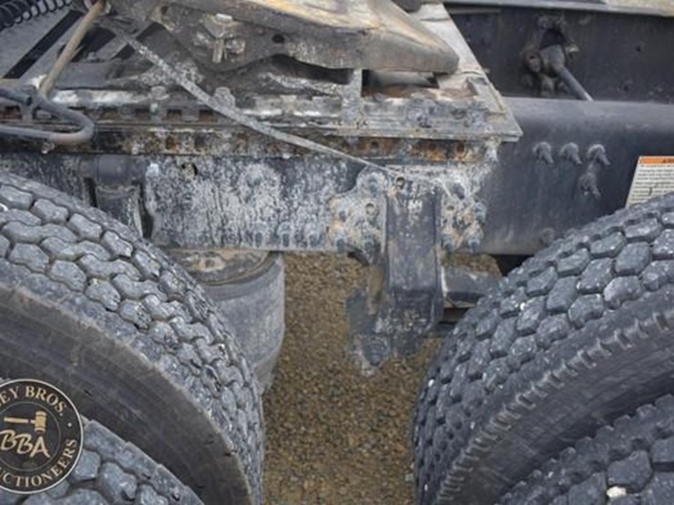 2014-volvo-vnl64t670-image-25