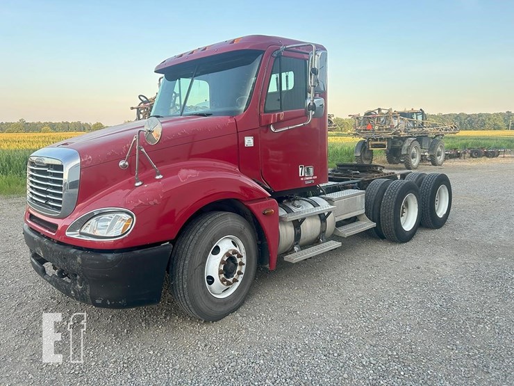 2007-freightliner-columbia-120-image-2