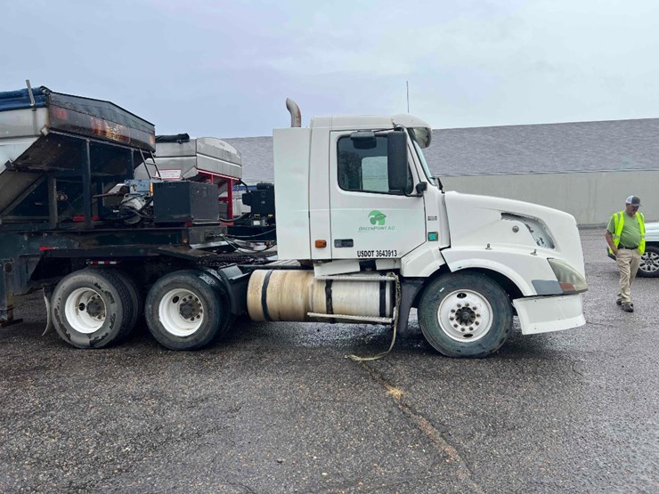 2006-volvo-vnl-image-4